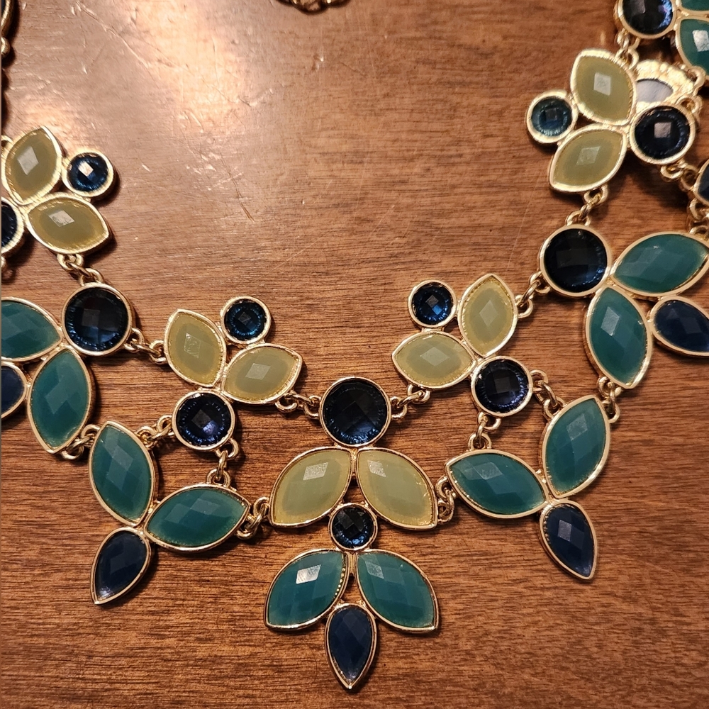 Green Facet Faux Gemstone Necklace - Picture 5 of 10